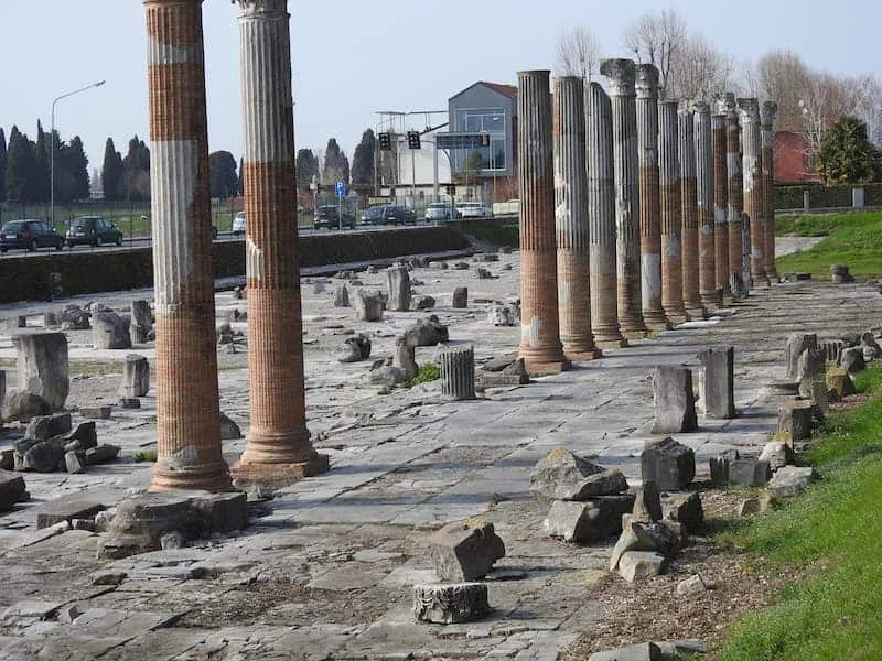 L'area archeologica di Aquileia: il Foro, le banchine sul Natissa, il sepolcreto di via XXIV Maggio, il Grande Mausoleo e i mercati del Fondo Pasqualis - Arte & Cultura in Friuli Venezia Giulia