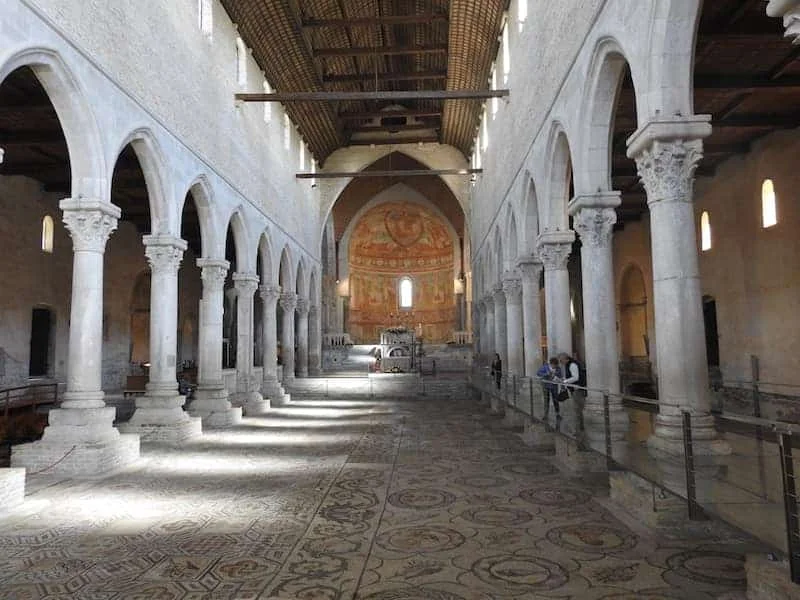 Basilica di Aquileia: dalle aule di Teodoro al soffitto a carena dei carpentieri veneziani, dieci secoli sopra il mosaico di 760 metri quadrati - Arte & Cultura in Friuli Venezia Giulia