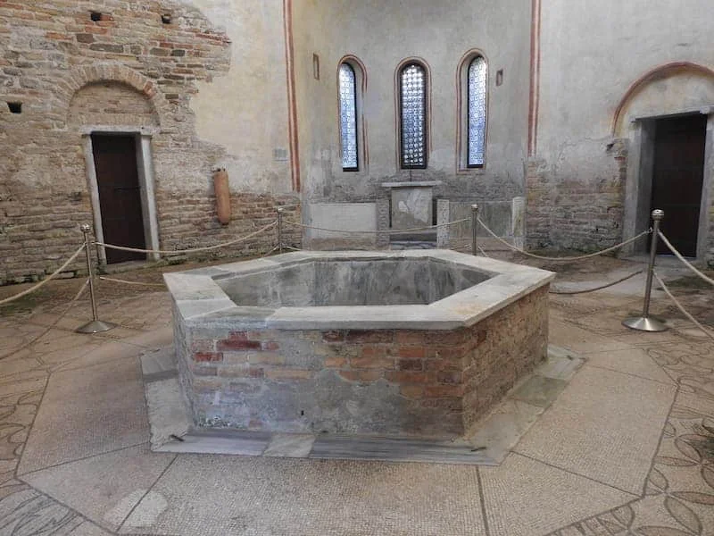 Battistero di Grado: l'ottagono in cotto del VI secolo, la vasca esagonale e l'altare del patriarca Probino - Arte & Cultura in Friuli Venezia Giulia