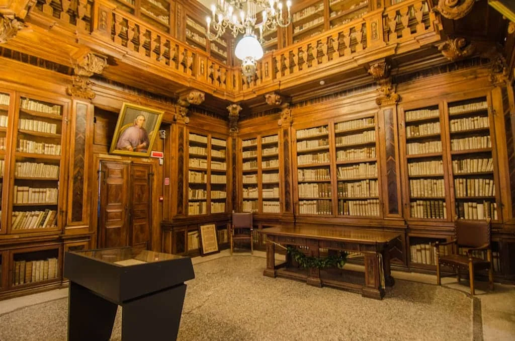 Biblioteca Guarneriana di San Daniele: i 173 codici di Guarnerio, la Bibbia bizantina e l'Inferno di Dante - Arte & Cultura in Friuli Venezia Giulia