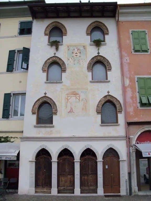 Piazza Paolo Diacono a Cividale: la casa dello storico dei Longobardi, la fontana di Diana e la tomba di Gisulfo - Arte & Cultura in Friuli Venezia Giulia