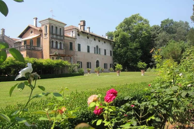 Il castello di Cordovado: il borgo fortificato dei vescovi di Concordia, Palazzo Freschi Piccolomini e il labirinto di rose - Arte & Cultura in Friuli Venezia Giulia