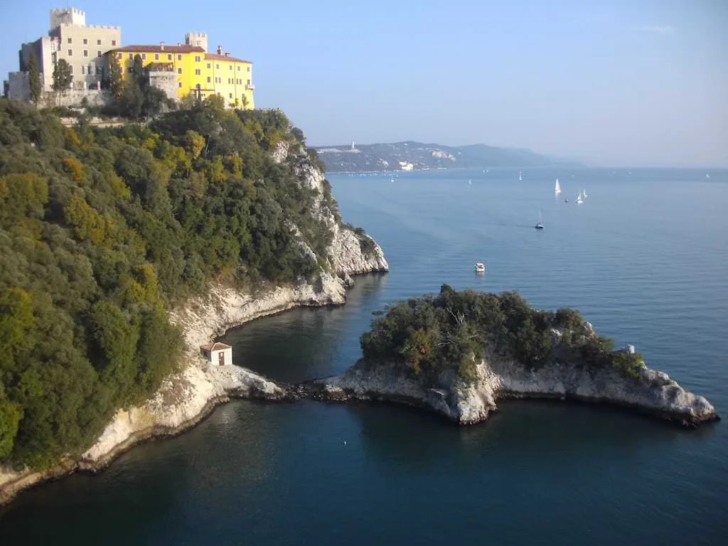 Il castello di Duino, il Castello Vecchio e la Dama Bianca: le rovine sul mare, le falesie di Rilke e le ferite delle guerre - Arte & Cultura in Friuli Venezia Giulia