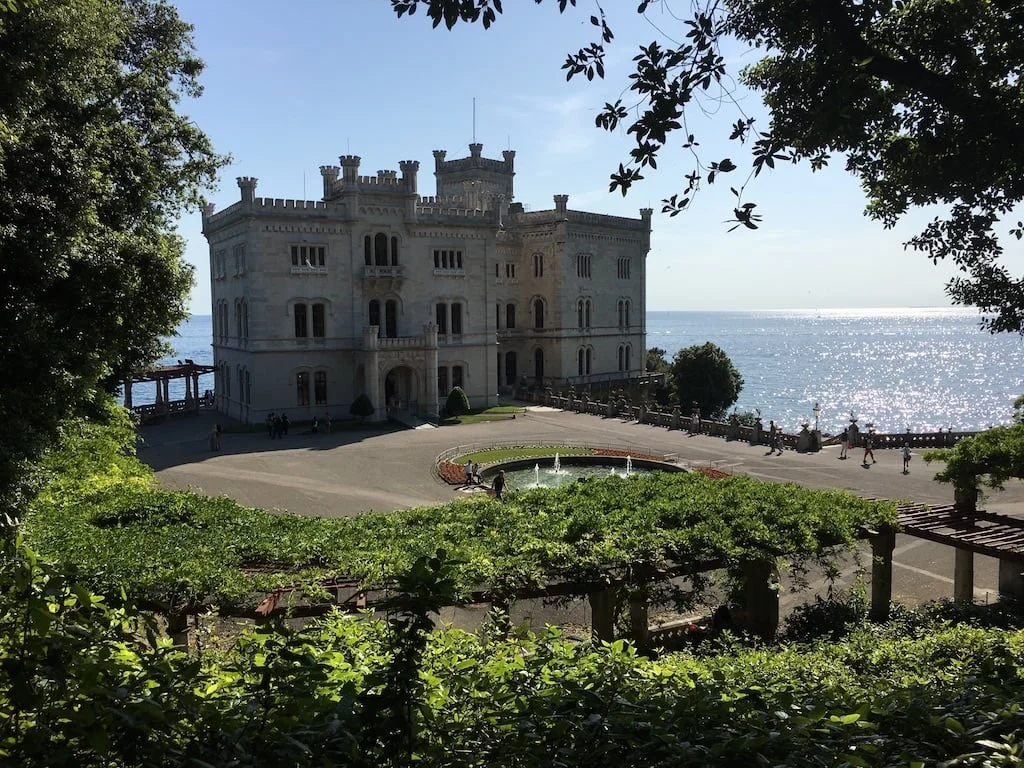 Castello di Miramare e la sua storia: da Massimiliano d'Asburgo e Carlotta a Sissi, al duca d'Aosta e agli eserciti - Arte & Cultura in Friuli Venezia Giulia