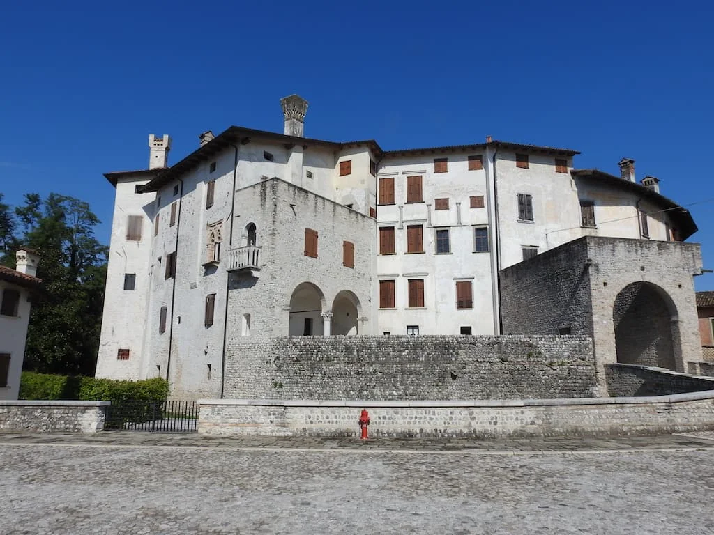 Il castello di Valvasone: il castello del Lupo sul Tagliamento, il teatrino del Settecento e l'organo del Duomo - Arte & Cultura in Friuli Venezia Giulia