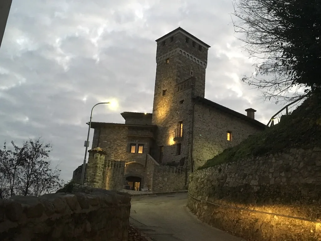 Il castello Savorgnan di Artegna: il castrum Artenia di Paolo Diacono, gli affreschi di San Martino e la mostra degli scavi - Arte & Cultura in Friuli Venezia Giulia