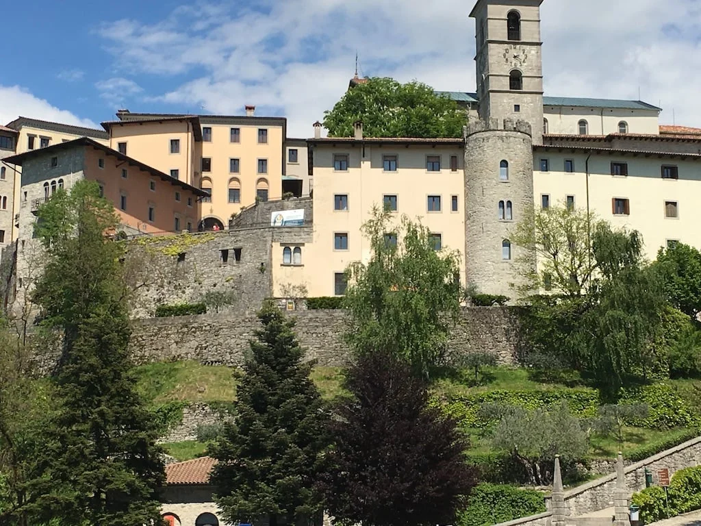 Il santuario di Castelmonte sopra Cividale: il borgo fortificato, la Madonna nera di pietra e la salita dei pellegrini - Arte & Cultura in Friuli Venezia Giulia
