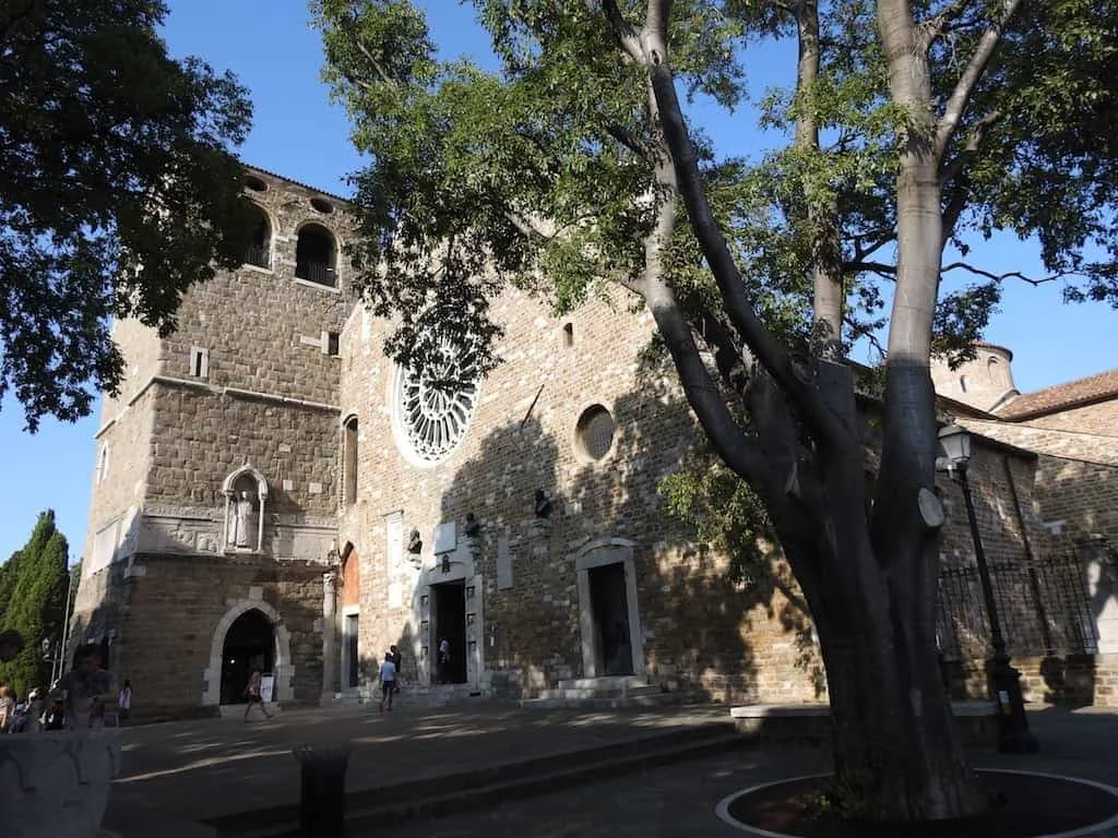 La Cattedrale di San Giusto a Trieste: due chiese sotto un tetto, i mosaici delle absidi e l'alabarda di San Sergio - Arte & Cultura in Friuli Venezia Giulia