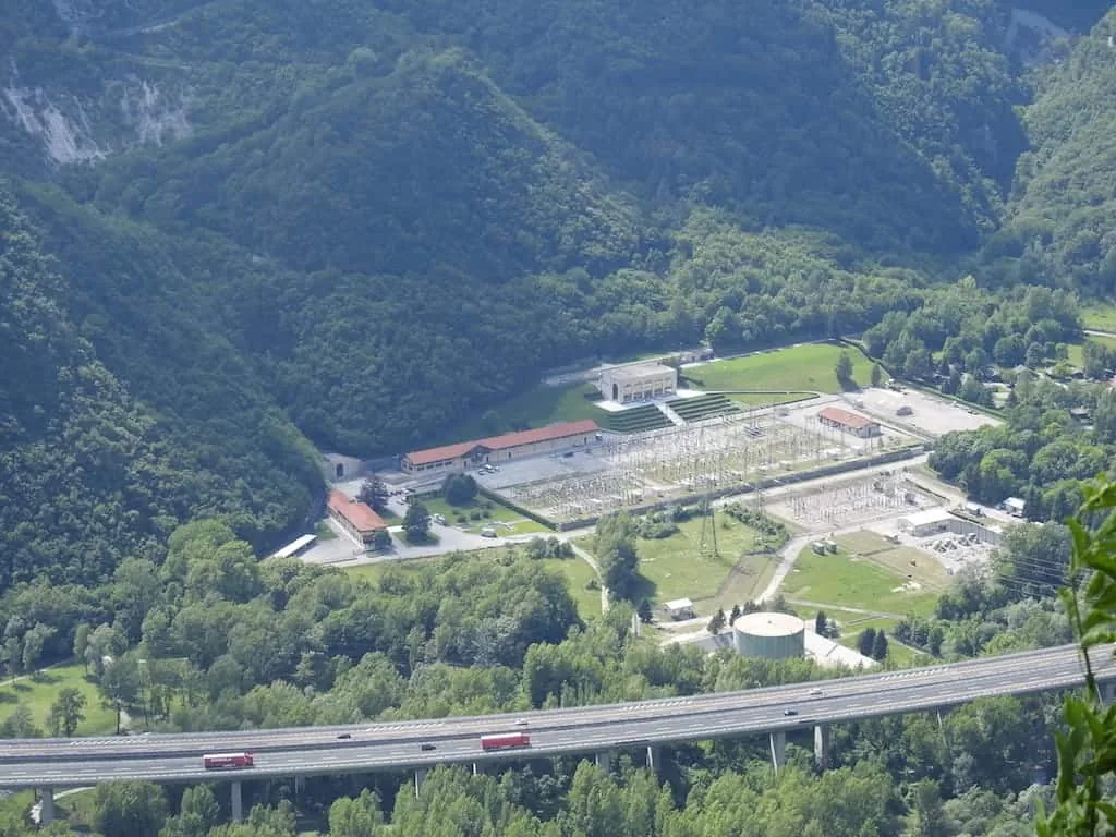 La centrale idroelettrica di Somplago: la sala macchine in caverna, il dipinto di Resentera e il lago di Cavazzo - Arte & Cultura in Friuli Venezia Giulia