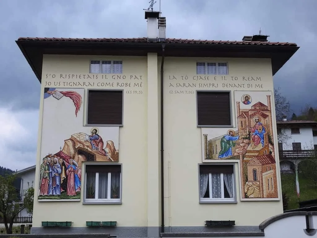 La Bibbia a cielo aperto di Cercivento: mosaici, affreschi e il Giudizio di Michelangelo sui muri delle case - Arte & Cultura in Friuli Venezia Giulia
