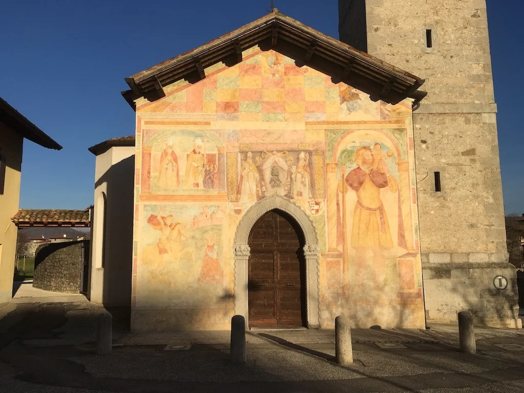 La chiesa dei Santi Pietro e Biagio a Cividale: la facciata affrescata, il portale del 1492 e la cappella di San Biagio - Arte & Cultura in Friuli Venezia Giulia