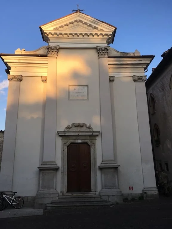 La chiesa dei Santi Silvestro e Valentino a Cividale: bruciata nel 1272, rifatta sulle mura, con il crocifisso di Orazio Liberale - Arte & Cultura in Friuli Venezia Giulia