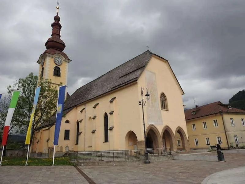 Santi Pietro e Paolo a Tarvisio: la chiesa fortificata contro i Turchi, gli affreschi riemersi nel Novecento e Carlo V a cavallo nel presbiterio - Arte & Cultura in Friuli Venezia Giulia