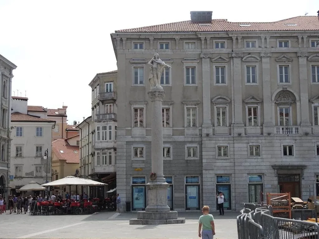 La colonna di Carlo VI in piazza Unità a Trieste: il monumento del 1728 e la statua di pietra di Lorenzo Fanoli - Arte & Cultura in Friuli Venezia Giulia