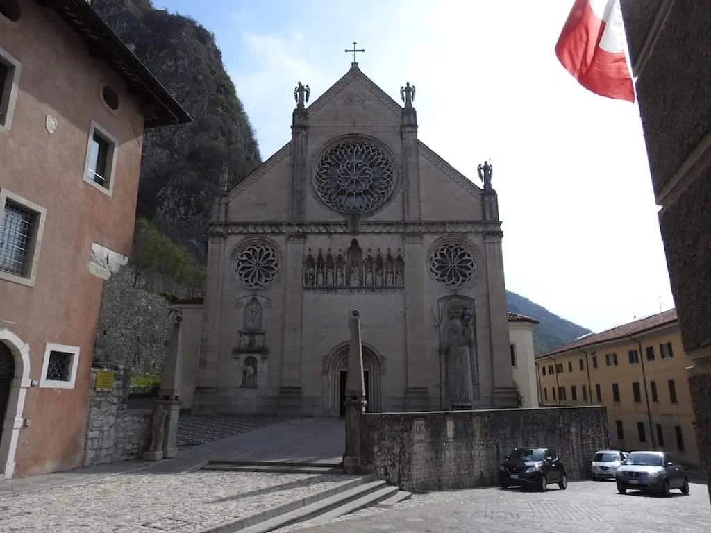 Il Duomo di Gemona: il San Cristoforo di sette metri, le colonne piegate dal terremoto e la campana di Dante - Arte & Cultura in Friuli Venezia Giulia