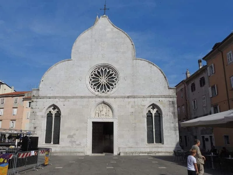 Il Duomo di Muggia: la facciata trilobata in pietra bianca, il rosone della Madonna e il campanile di trachite - Arte & Cultura in Friuli Venezia Giulia