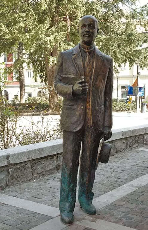 Italo Svevo a Trieste: la casa natale, il Tergesteo, le vernici Veneziani, le lezioni di Joyce e la statua di piazza Hortis - Arte & Cultura in Friuli Venezia Giulia