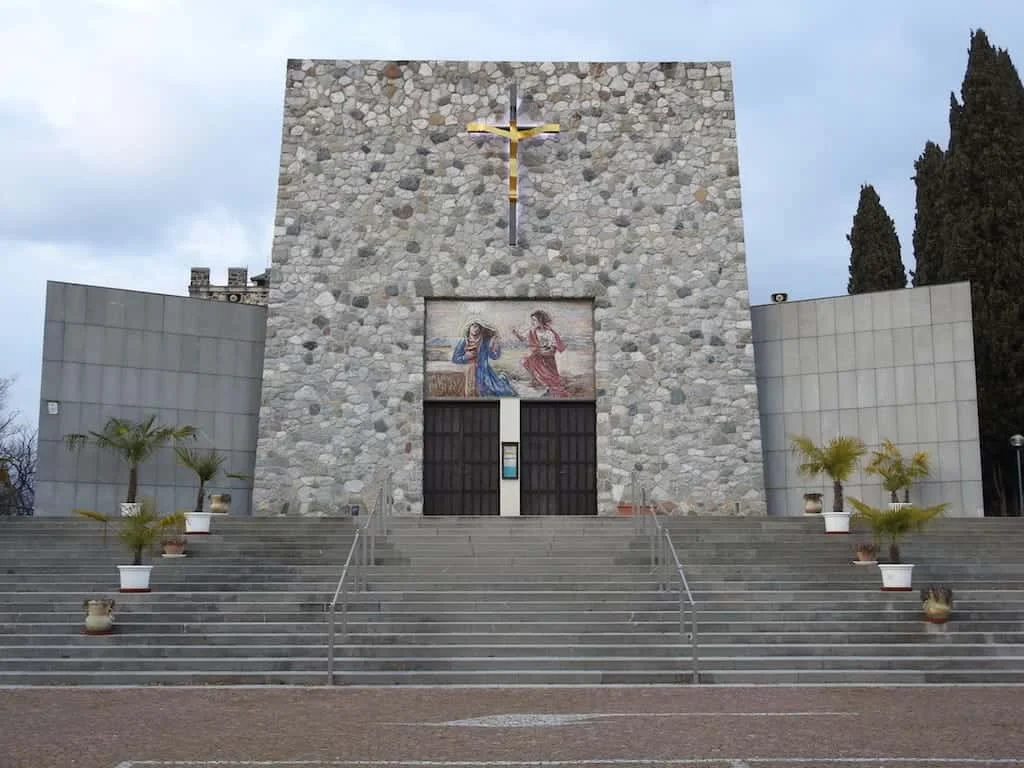 Il Santuario della Madonna Missionaria di Tricesimo: la statua pellegrina del dopoguerra e l'altare degli emigranti - Arte & Cultura in Friuli Venezia Giulia
