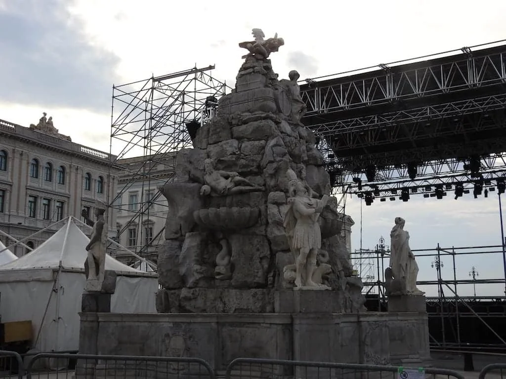 La Fontana dei Quattro Continenti a Trieste: il porto franco in pietra, smontata nel 1938 e tornata in piazza - Arte & Cultura in Friuli Venezia Giulia