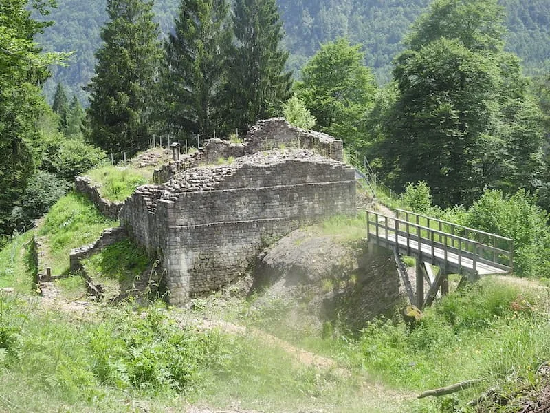 Il castello di Sacuidic a Forni di Sopra: la zecca clandestina sul Tagliamento, l'incendio e gli scavi di Ca' Foscari - Arte & Cultura in Friuli Venezia Giulia