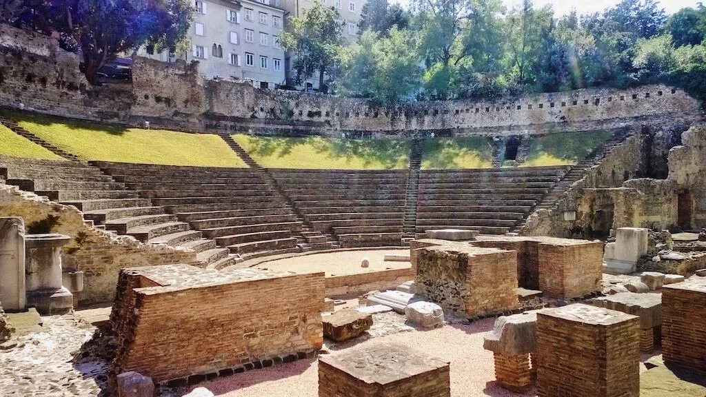 Il teatro romano di Trieste, l'Antiquarium di via Donota e l'Arco di Riccardo: la Tergeste romana ai piedi del colle di San Giusto - Arte & Cultura in Friuli Venezia Giulia