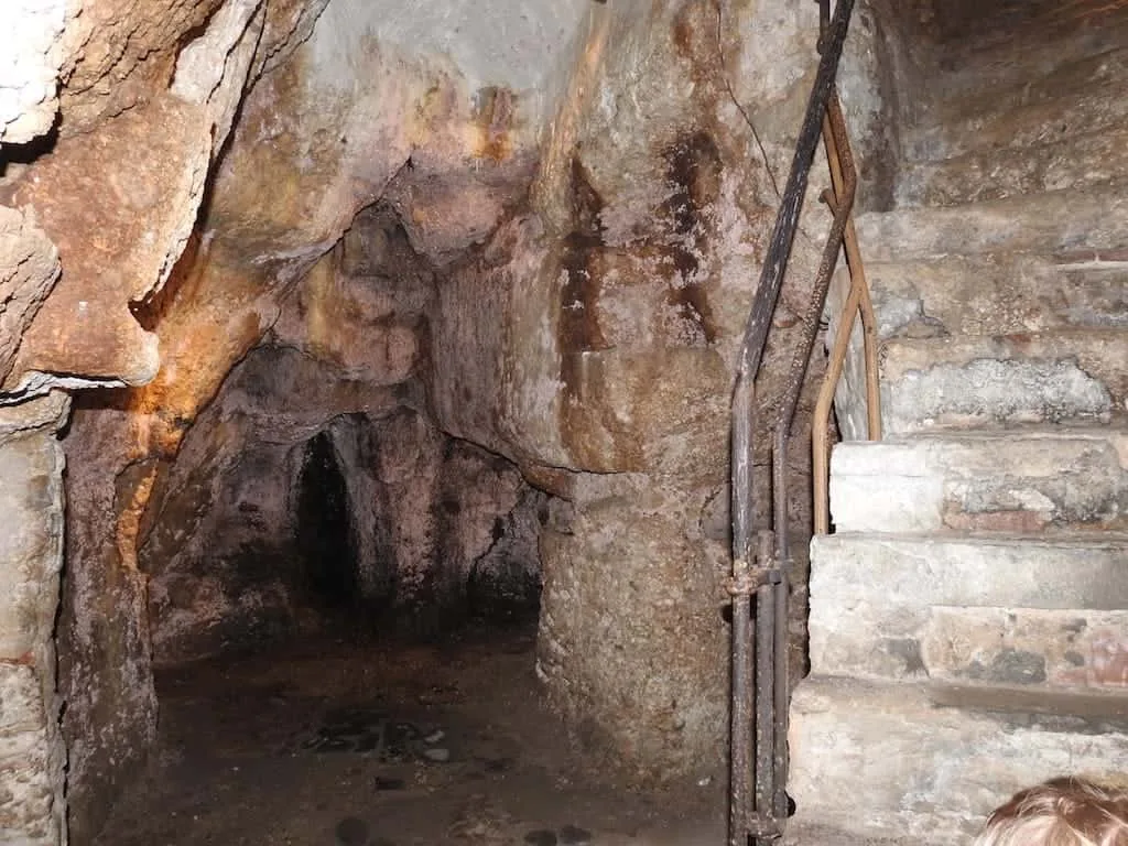 L'Ipogeo celtico di Cividale: la cavità scavata a colpi d'ascia sul Natisone, i tre mascheroni e un enigma che gli studiosi non hanno ancora risolto - Arte & Cultura in Friuli Venezia Giulia