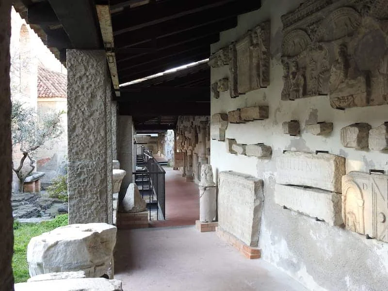 Il Lapidario della Basilica di Sant'Eufemia a Grado: sarcofagi romani, il magistrato su stele e i marmi del castrum paleocristiano - Arte & Cultura in Friuli Venezia Giulia