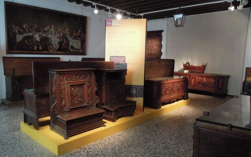 Le casse nuziali carniche al Museo Gortani di Tolmezzo: il corredo della sposa e gli intagli di ogni vallata - Arte & Cultura in Friuli Venezia Giulia