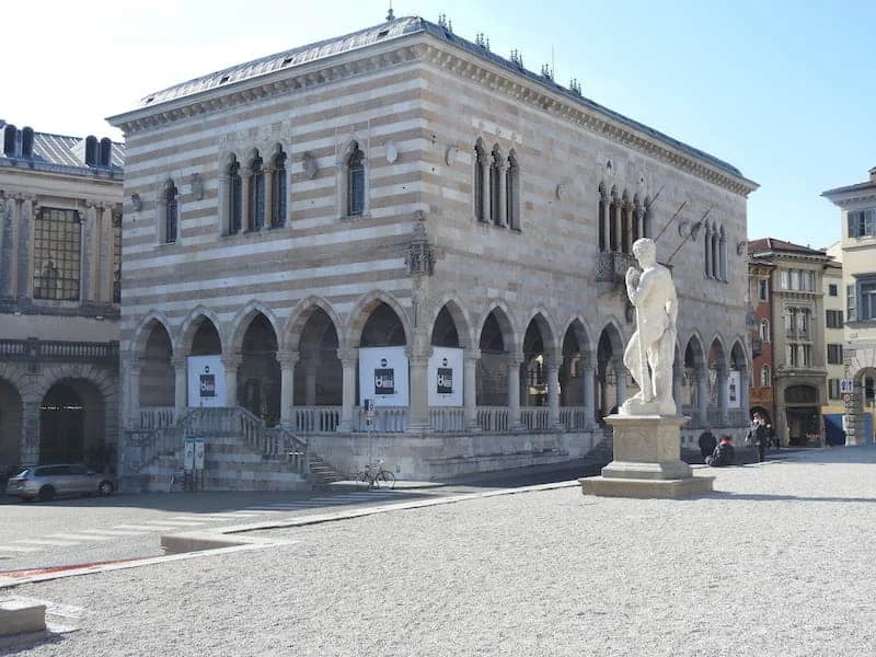 La Loggia del Lionello, simbolo di Udine: il palazzo comunale in gotico veneziano del 1448, il teatro al piano nobile e l'incendio del 1876 - Arte & Cultura in Friuli Venezia Giulia