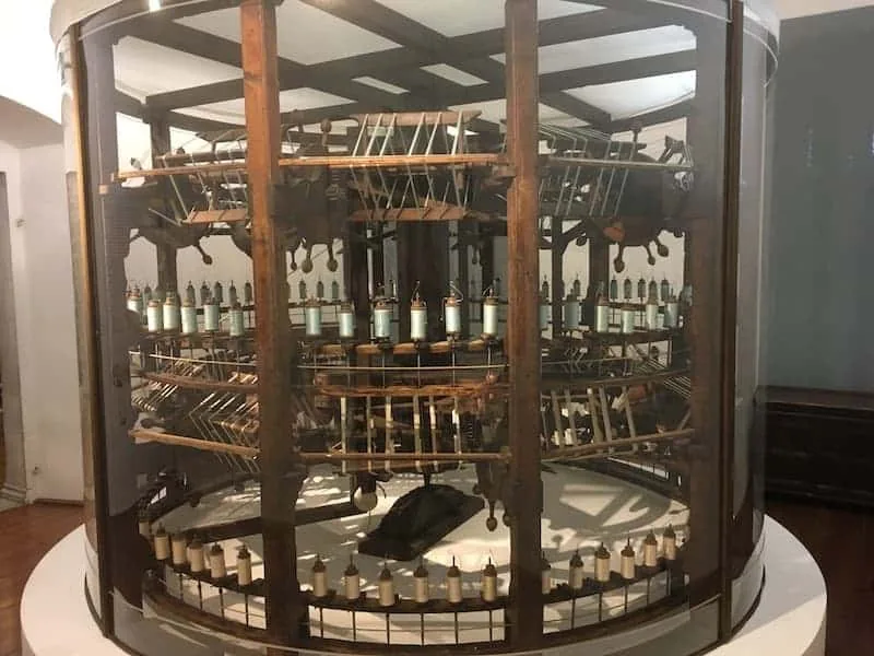 Il Museo della Moda e delle Arti Applicate di Gorizia: il torcitoio da seta del Settecento, gli abiti della Belle Époque e il tesoro delle Orsoline - Arte & Cultura in Friuli Venezia Giulia