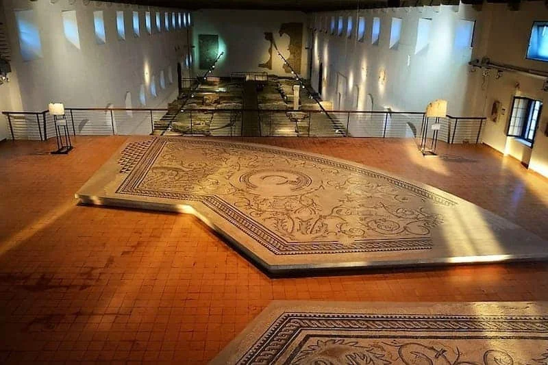 Il Museo Nazionale Paleocristiano di Aquileia: la basilica sotto il monastero, i mosaici dei donatori e l'epigrafe di Restutus - Arte & Cultura in Friuli Venezia Giulia