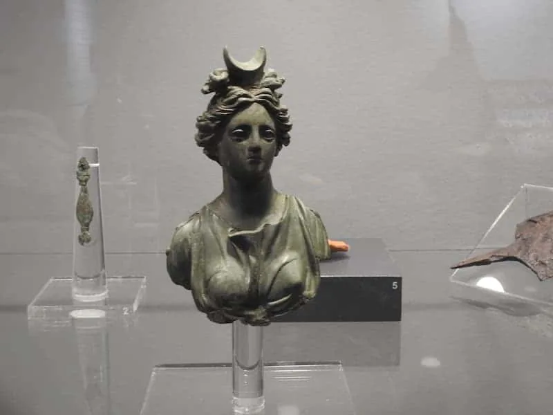 L'Antiquarium di Camporosso: il Mitreo della dogana romana sulla sella della Valcanale e il busto in bronzo di Selene - Arte & Cultura in Friuli Venezia Giulia