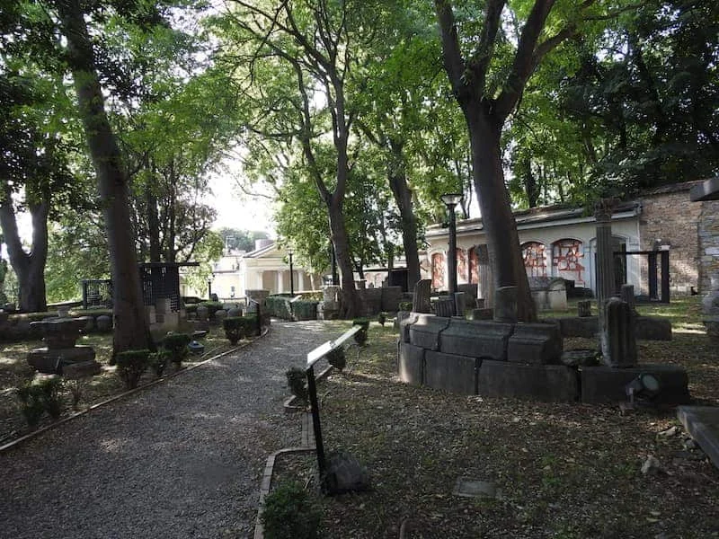 L'Orto Lapidario di Trieste: le epigrafi romane sul colle di San Giusto, il tempietto del cenotafio di Winckelmann e il Giardino del Capitano - Arte & Cultura in Friuli Venezia Giulia