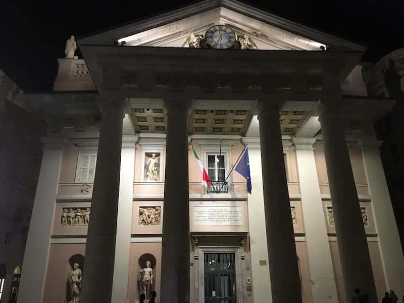 Palazzo della Borsa Vecchia di Trieste: il palazzo dei mercanti, le statue della facciata, la meridiana e l'affresco di Bison - Arte & Cultura in Friuli Venezia Giulia