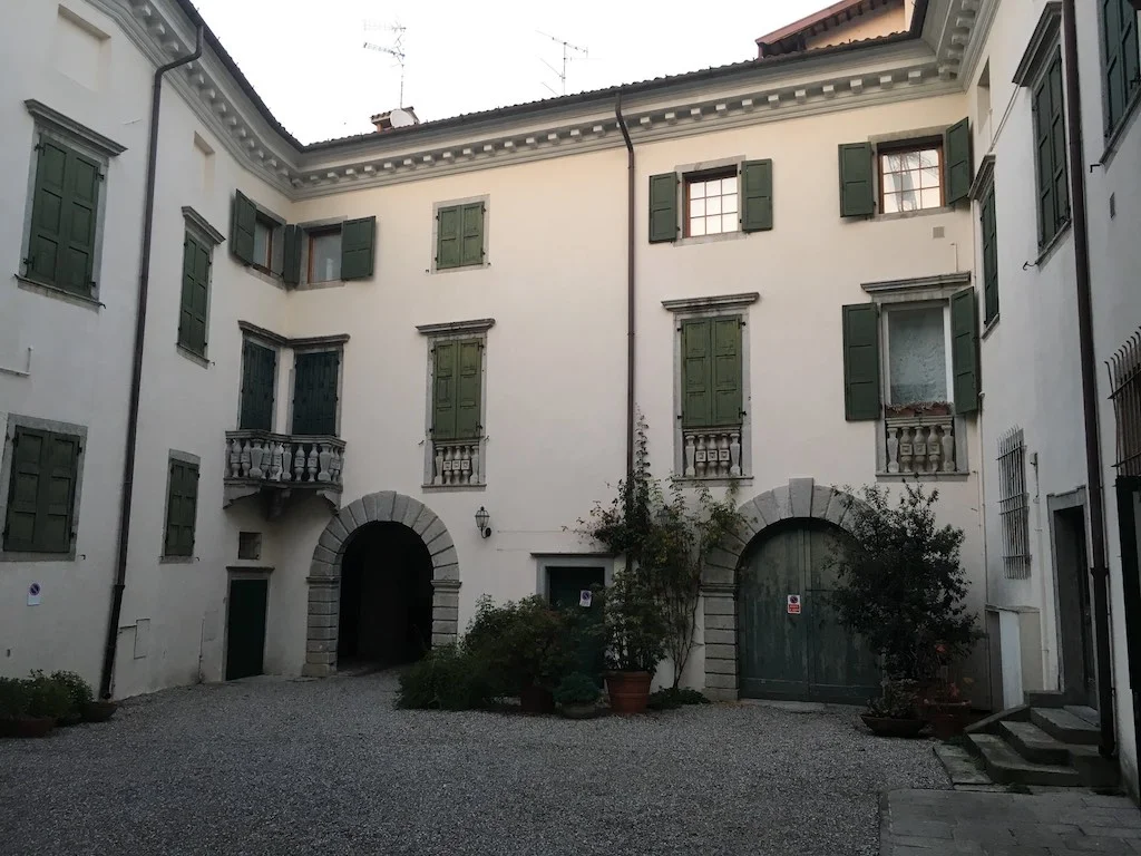 Palazzo de Portis a Cividale: l'isolato di una famiglia, il portale gotico e il salone di Francesco Chiarottini - Arte & Cultura in Friuli Venezia Giulia
