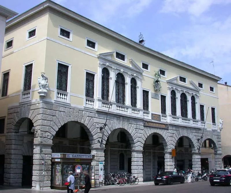 Il Palazzo del Monte di Pietà a Udine: il portico di Mercatovecchio, le quattro Pietà e la cappella affrescata da Giulio Quaglio - Arte & Cultura in Friuli Venezia Giulia