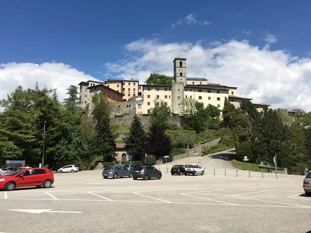 La storia del santuario di Castelmonte: il pavimento romano sotto la cripta, il fulmine del 1469, le mura di Cantinella e le cannonate del 1943 - Arte & Cultura in Friuli Venezia Giulia