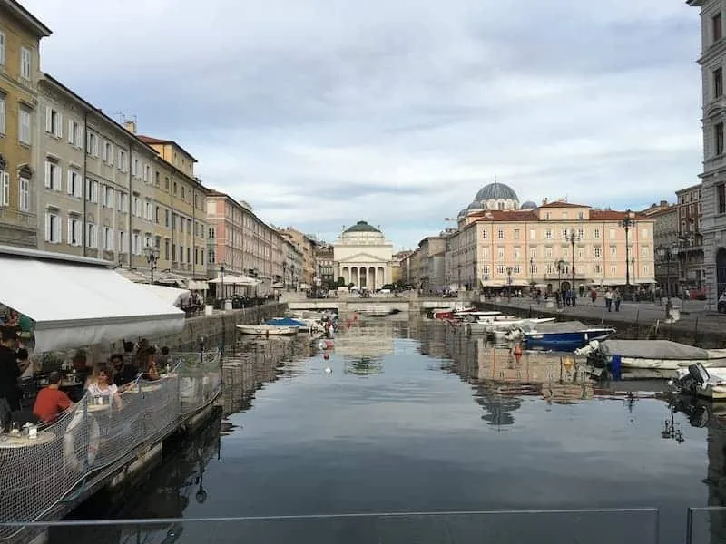 Il Canal Grande di Trieste: il canale delle merci nel Borgo Teresiano, fra Ponte Rosso, Joyce e le chiese delle comunità - Borghi & Città in Friuli Venezia Giulia