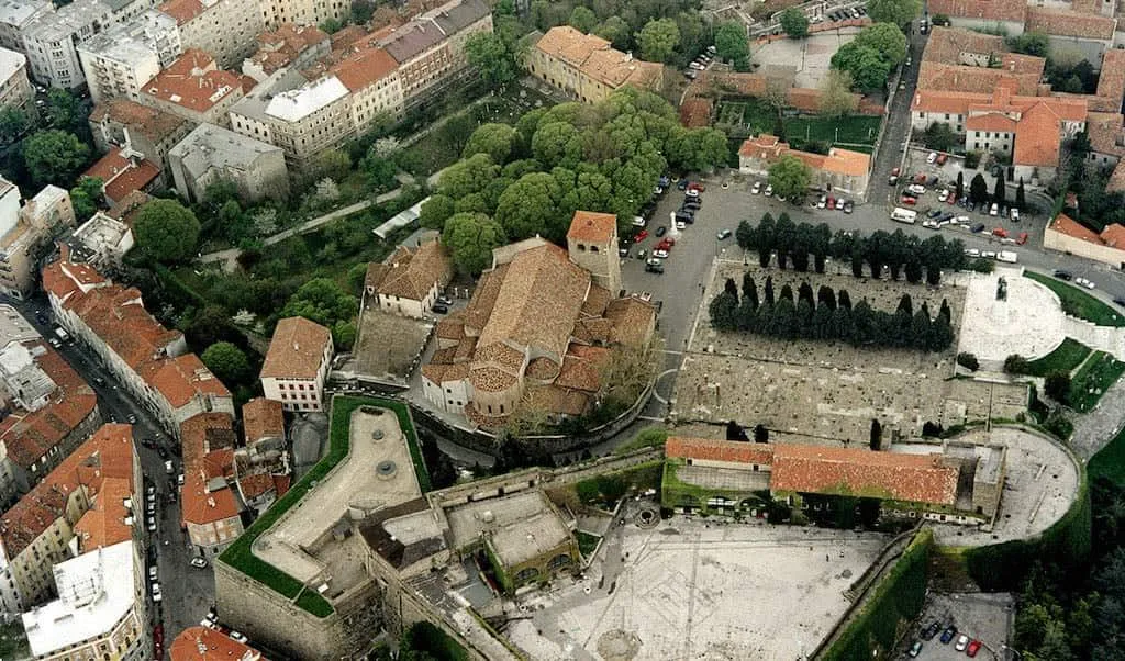 Il colle di San Giusto a Trieste: dal castelliere al foro romano, e il castello nato come Casa del Capitano e mai assediato - Borghi & Città in Friuli Venezia Giulia