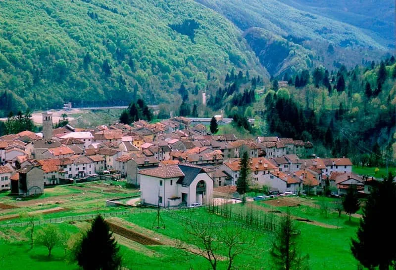 Andreis, il paese delle aquile all'imbocco della Valcellina: le case coi daltz, la fontana di Bosplans, il Centro di recupero dei rapaci, la peta e la Faglia Periadriatica sotto il Raut - Borghi & Città in Friuli Venezia Giulia