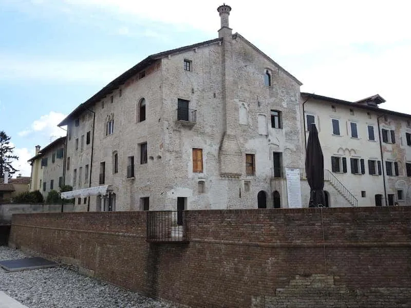San Vito al Tagliamento: le tre torri sulle fosse, gli affreschi dell'Amalteo ai Battuti e la Madonna di Rosa - Borghi & Città in Friuli Venezia Giulia