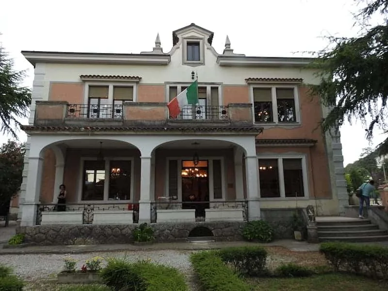 Sequals: il mosaico di Gian Domenico Facchina, Villa Carnera, il castello di Solimbergo e la torbiera - Borghi & Città in Friuli Venezia Giulia
