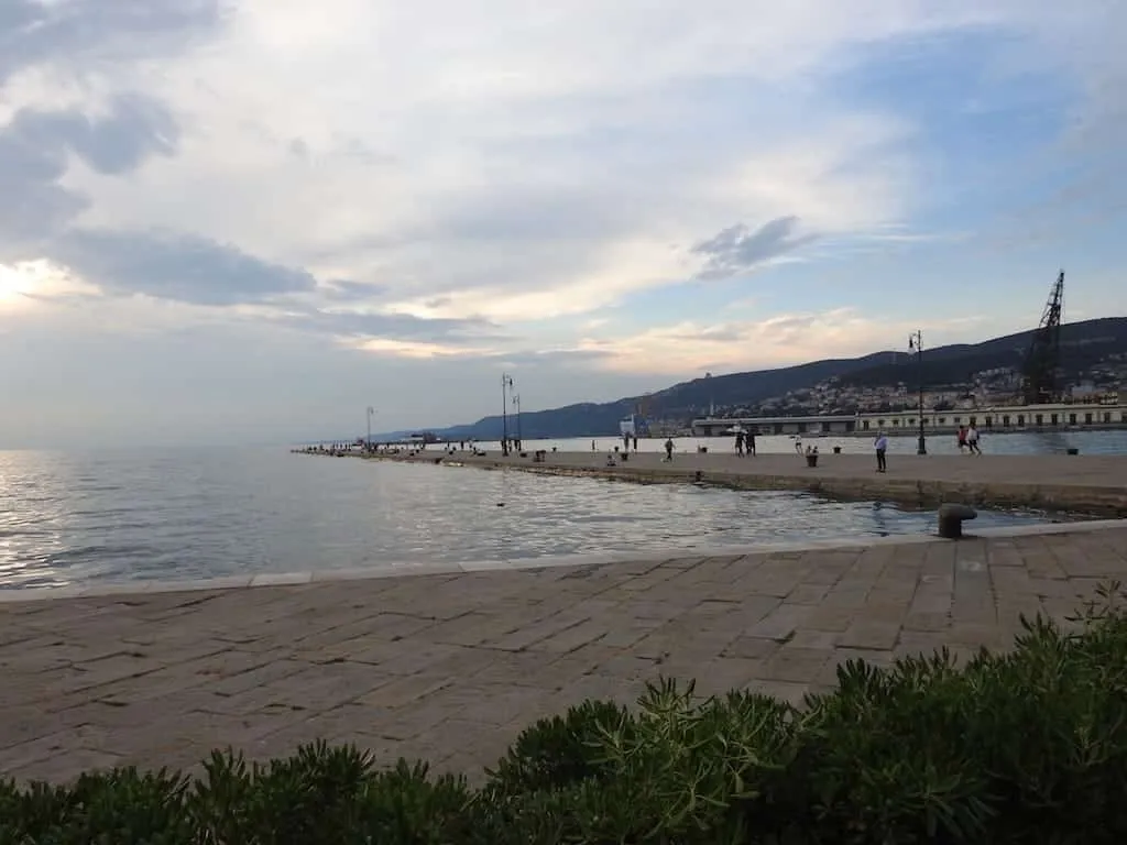 Il Molo Audace di Trieste, costruito sul relitto del San Carlo: 246 metri sul golfo, l'approdo del 3 novembre 1918, la rosa dei venti fusa nel bronzo nemico e la bora da sfidare fino in fondo - Borghi & Città in Friuli Venezia Giulia