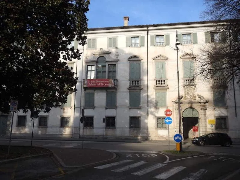 Udine, da via Manin a via Treppo: Porta Manin del Duecento, il castelliere sotto Palazzo Mantica, gli angeli ribelli del Tiepolo nel Palazzo Patriarcale e i Quaglio di Palazzo della Porta - Borghi & Città in Friuli Venezia Giulia