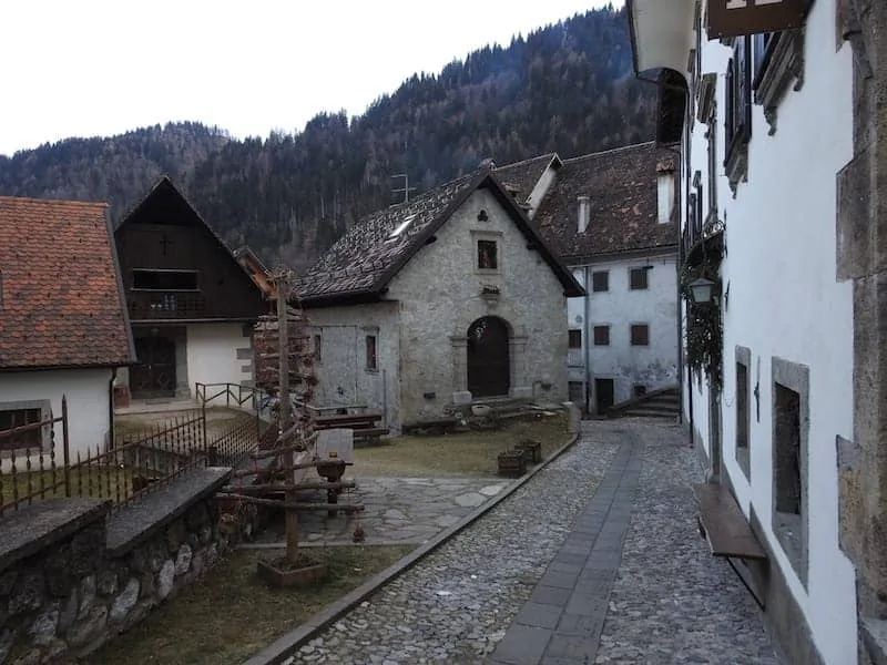 Pesariis, il paese degli orologi in Val Pesarina: i pesarini in ferro del Seicento, la fabbrica Solari del 1725, gli orologi a scatto di cifre e i quindici orologi monumentali fra le case carniche - Borghi & Città in Friuli Venezia Giulia