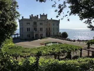 I castelli di Trieste sul mare: Miramare di Massimiliano col suo parco e Duino, la rocca del Sentiero Rilke e della Dama Bianca - Storia in Friuli Venezia Giulia