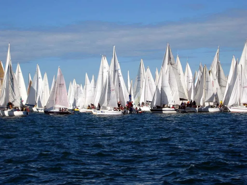 La Barcolana 49 del 2017, la regata dei record: 2.101 barche nel Golfo di Trieste, la bora alla partenza e Spirit of PortoPiccolo dei fratelli Benussi primo davanti a piazza Unità - Eventi & Sagre in Friuli Venezia Giulia