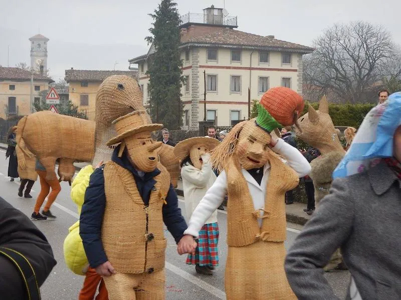 Il Pust delle Valli del Natisone: dal falò di Mersino ai Blumarji di Montefosca, le maschere di paese in paese - Eventi & Sagre in Friuli Venezia Giulia