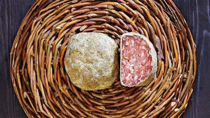 Pitina IGP della Val Tramontina: la polpetta affumicata di pecora e selvaggina nata fra Inglagna e Frassaneit - Gastronomia & Vino in Friuli Venezia Giulia