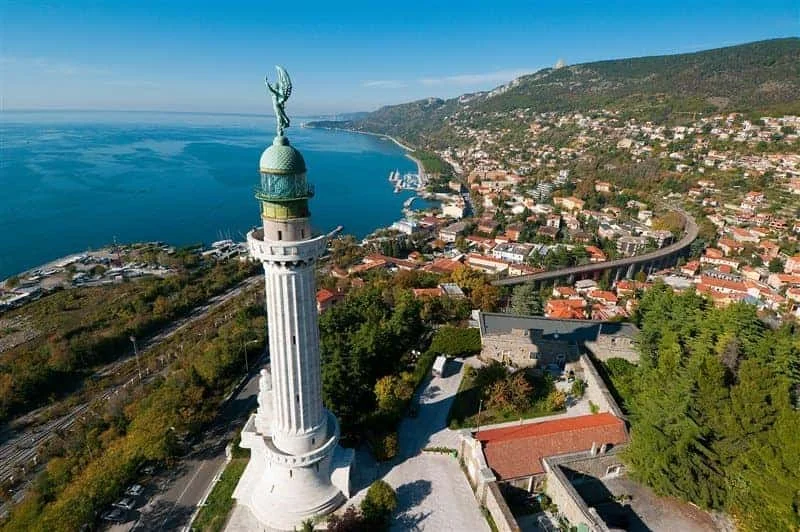 Il Faro della Vittoria di Trieste: la luce per i caduti del mare sul poggio di Gretta - Grande Guerra in Friuli Venezia Giulia